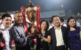 [ẢNH] Fan nữ xinh đẹp vây quanh cầu thủ Hà Nội trong ngày đăng quang