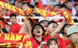 Cổ động viên tiếp lửa trên sân Mỹ Đình trong cuộc đấu với Malaysia