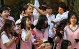[ẢNH] Thầy cô trường Trương Định diễn văn nghệ góp vui trong lễ xuất quân