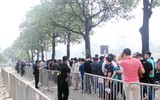 [ẢNH] Người dân thong thả đọc sách, lướt web trong lúc chờ nhận vé trận Việt Nam - Philippines