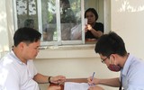 [ẢNH] Người dân thong thả đọc sách, lướt web trong lúc chờ nhận vé trận Việt Nam - Philippines
