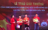 Quang Hải mượn máy ảnh chụp hình nữ MC xinh đẹp tại lễ nhận thưởng