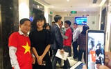 [ẢNH] Tiền vệ Huy Hùng nắm chặt tay bạn gái khi đi nhận thưởng 1 tỷ đồng