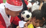 [ẢNH] Duy Mạnh, Đức Huy hóa thân ông già Noel tặng quà các em nhỏ
