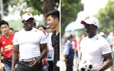 Cựu danh thủ M.U vui vẻ chụp ảnh cùng người hâm mộ tại phố đi bộ hồ Gươm