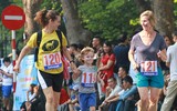 [ẢNH] Thú vị hình ảnh mẹ dắt tay con về đích giải chạy 