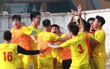 [ẢNH] Cầu thủ Hà Đông nâng bổng HLV sau chiến thắng nghẹt thở