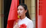 [ẢNH] Nữ sinh cầm cờ thu hút mọi ánh nhìn tại lễ xuất quân trường Ngô Sỹ Liên