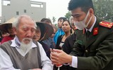 [ẢNH] Người dân Hạ Mỗ hứng khởi nhận 1.600 chai nước rửa tay khô miễn phí