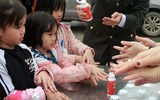 [ẢNH] Người dân Hạ Mỗ hứng khởi nhận 1.600 chai nước rửa tay khô miễn phí