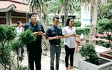 Mr Đàm đưa Hà Thanh Xuân đến viếng mộ cố nghệ sĩ Thanh Nga