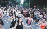 Gần 150 người làm náo nhiệt phố đi bộ với màn nhảy tập thể