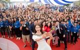Phạm Hương nhảy flashmob cùng hàng nghìn sinh viên