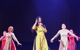 Hoa hậu Mỹ Linh trình diễn áo dài trong lễ bế mạc LHP Việt Nam 2017