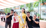 Vẻ đẹp giản dị của Hoa hậu Lương Thùy Linh khi về thăm trường cũ