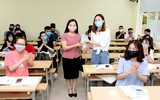 [Ảnh] Sau 3 tháng nghỉ học từ Tết, sinh viên được nhận món quà bất ngờ ngày đầu tiên đến trường