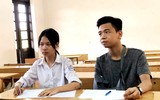 [Ảnh] Phó Chủ tịch UBND TP Hà Nội động viên thí sinh gãy tay được bố trí thi riêng có người chép hộ