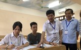 [Ảnh] Phó Chủ tịch UBND TP Hà Nội động viên thí sinh gãy tay được bố trí thi riêng có người chép hộ