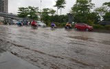 [Ảnh] Sau mưa lớn, người dân lội qua 