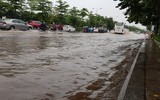 [Ảnh] Sau mưa lớn, người dân lội qua 