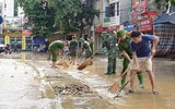 Lực lượng Công an giúp người dân khắc phục hậu quả mưa lũ