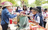 Thực phẩm bẩn “bủa vây” cổng trường học