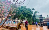 Khung cảnh vắng vẻ của chùa Hương trước giờ chính thức mở cửa trở lại