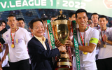 Văn Hậu cùng bạn gái tươi rói trong ngày Hà Nội FC đăng quang