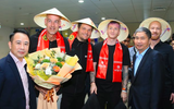 Marco Reus thích thú với nón lá khi tới Hà Nội