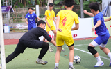 Cầu thủ 1m93 gây chú ý tại giải bóng đá học sinh
