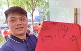 Người hâm mộ hào hứng mua áo đấu, xin chữ ký cầu thủ Công an Hà Nội
