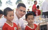 Thành viên Công an Hà Nội FC nâng cao cúp vô địch V-League tại lễ mừng công