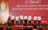 Thành viên Công an Hà Nội FC nâng cao cúp vô địch V-League tại lễ mừng công