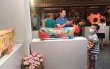 Diva Thanh Lam và chồng tay trong tay tới dự triển lãm điêu khắc 