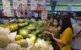 Người Hà Nội chen nhau trong siêu thị sắm đồ từ chiều tới đêm...