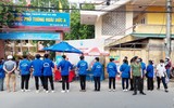 Sắc phục cảnh sát hòa màu áo tình nguyện trong ngày đầu kỳ thi tuyển sinh THPT năm 2022