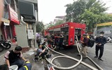 Cháy lớn lúc sáng sớm, lính cứu hỏa cũng bị bỏng