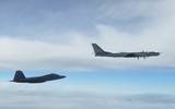 [ẢNH] ‘Chim ăn thịt’ F-22 Mỹ lao lên chặn ‘gấu bay’ Tu-95MS Nga