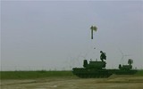 [ẢNH] Lính Trung Quốc nằm dàn hàng để xe chở tên lửa băng qua sát đầu