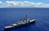 [ẢNH] Khu trục hạm Mỹ lừng lững áp sát đảo nhân tạo phi pháp Trung Quốc