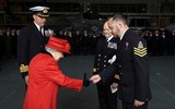 [ẢNH] Nữ hoàng Anh thăm siêu tàu sân bay chuẩn bị tới Biển Đông