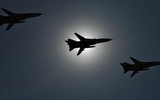 [ẢNH] 'Kiếm sĩ' Su-24M 'đại náo' họp báo của nguyên thủ thành viên NATO