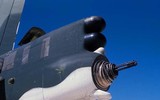 [ẢNH] 'Hỏa thần' M-61 Vulcan lặng lẽ biến mất ở đuôi 'pháo đài bay' B-52