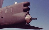 [ẢNH] 'Hỏa thần' M-61 Vulcan lặng lẽ biến mất ở đuôi 'pháo đài bay' B-52