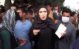 [ẢNH] Taliban dùng súng đe dọa phóng viên CNN