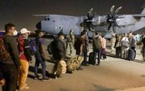 [ẢNH] ‘Ngựa thồ’ NATO gây tai tiếng khi tham gia di tản người tại Afghanistan