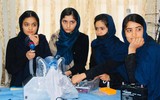 [ẢNH] Giải cứu các cô gái chuyên nghiên cứu về robot ra khỏi Afghanistan