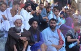 [ẢNH] Taliban vác súng đi xem bóng đá, động thái nhỏ, ý nghĩa lớn tại Afghanistan