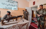 [ẢNH] Súng máy huyền thoại Mỹ trên bàn làm việc của chi huy khét tiếng Taliban