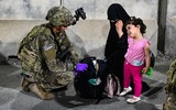 [ẢNH] Nhóm đàn ông Afghanistan tị nạn tấn công nữ binh sĩ Mỹ